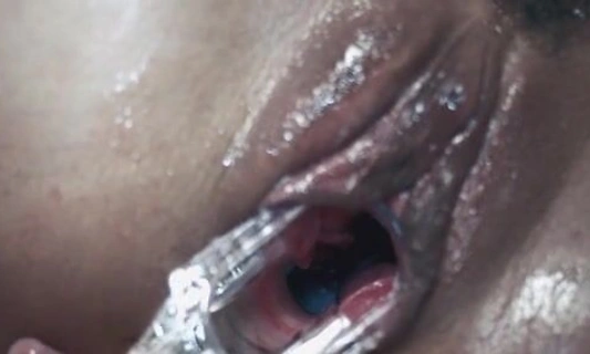 Грабитель не снимая трусиков имеет малышку в ванной