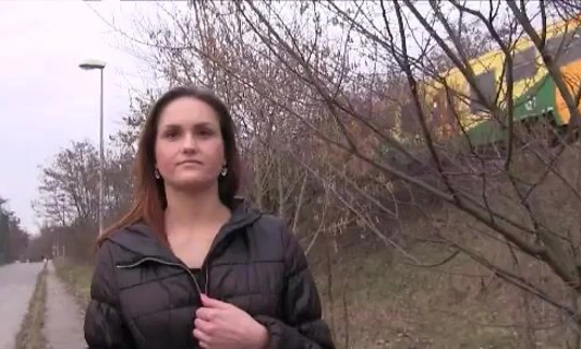 Аппетитная незнакомка трахается за деньги на природе