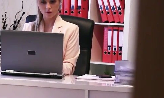 Красивая блондинка не удержалась и отдалась в рабочее время