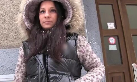 Любительский секс за деньги с брюнеткой