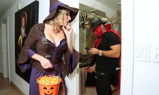 Застукала парня за дрочкой в туалете прямо на Halloween и решила трахнуть его