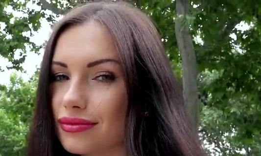 Подцепил реально красивую девушку в Праге и уговорил на наглую еблю прямо в парке