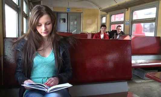 Два друга студента не засцали и познакомились с одинокой девушкой которая ехала одна в електирчке