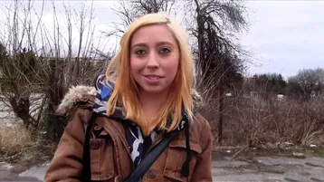 Не очень красивая студентка повелась на пикапера и на его деньги поэтому дала ему в подьезде
