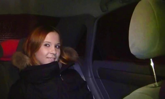 На улице было холодно и девушка согласилась на то чтоб парни подвезли её и согрели