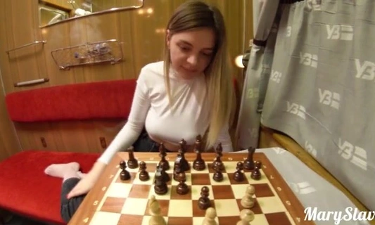 Русская незнакомка повелась на секс в поезде и дала кончить в рот