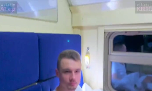 Разбудила соседа по поезду, чтобы он её трахнул