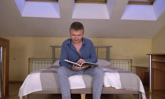 Сладкая русская мачеха соблазняет пасынка на секс, пока муж в командировке