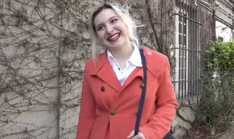 19 летняя студентка из Парижа разговаривает с незнакомцем