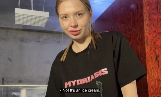 Это что за пятно на футболке? - ..Эммм - это мороженое!