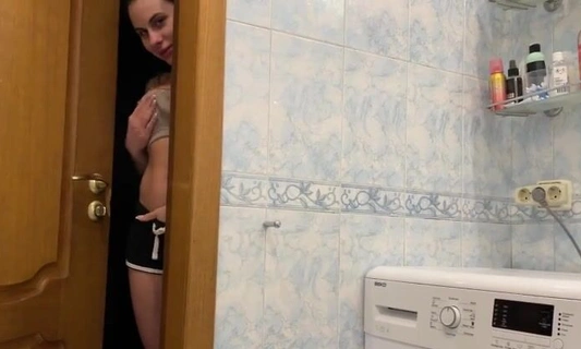 Сводная сестра подглядывает, как парень принимает ванную