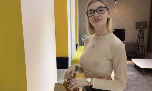 Здравствуйте, ваш заказ.. - Сколько с меня? - 2350 рублей..