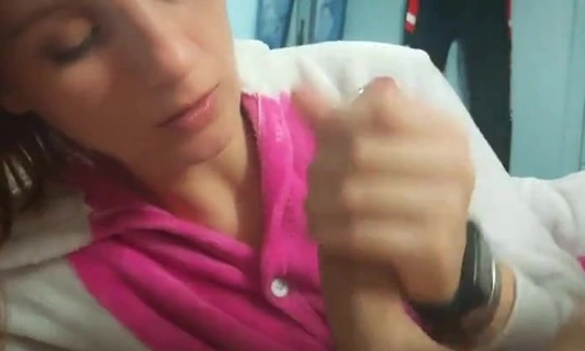 Русская милашка помогает парню кончить перед сном