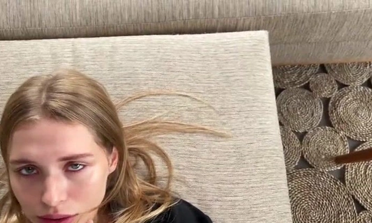 Давай это будет наш маленький секрет! Мы никому о б этом не расскажем...