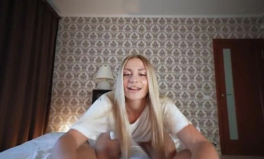 Молодая мачеха с лакшери попкой скачет аналом на члене