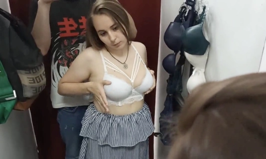 Сделаешь минет в раздевалке за то что сходили на шопинг??