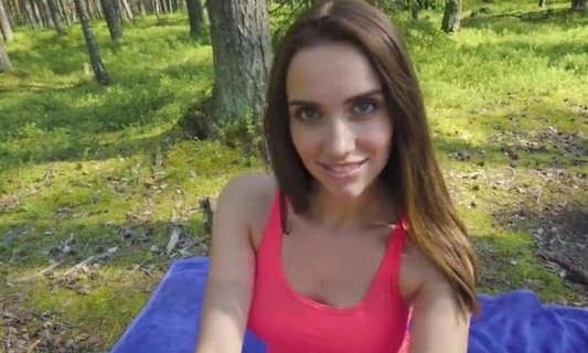 Секс в лесу с симпатичной девушкой под звуки птиц